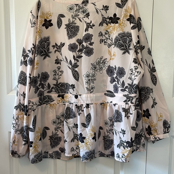 LOFT Plus Floral Top - Picture 6 of 9